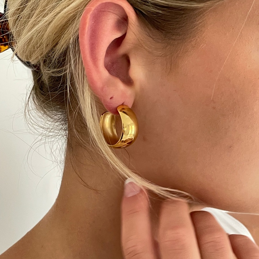 how to wear heavy earrings