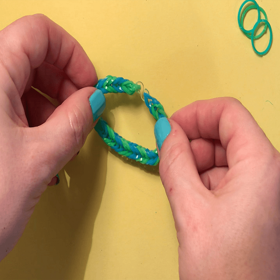 how to make a rubber band bracelet