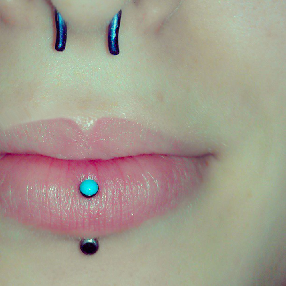 Vertical labret