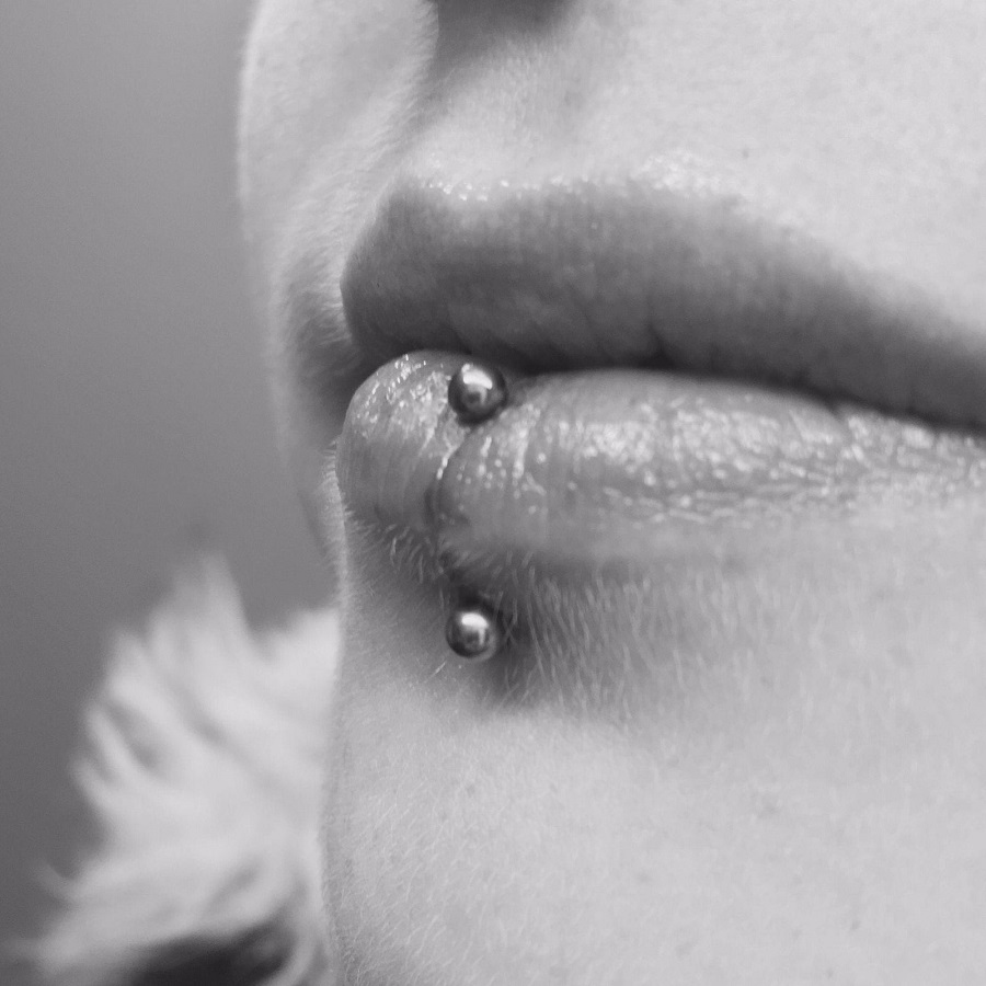 Vertical labret