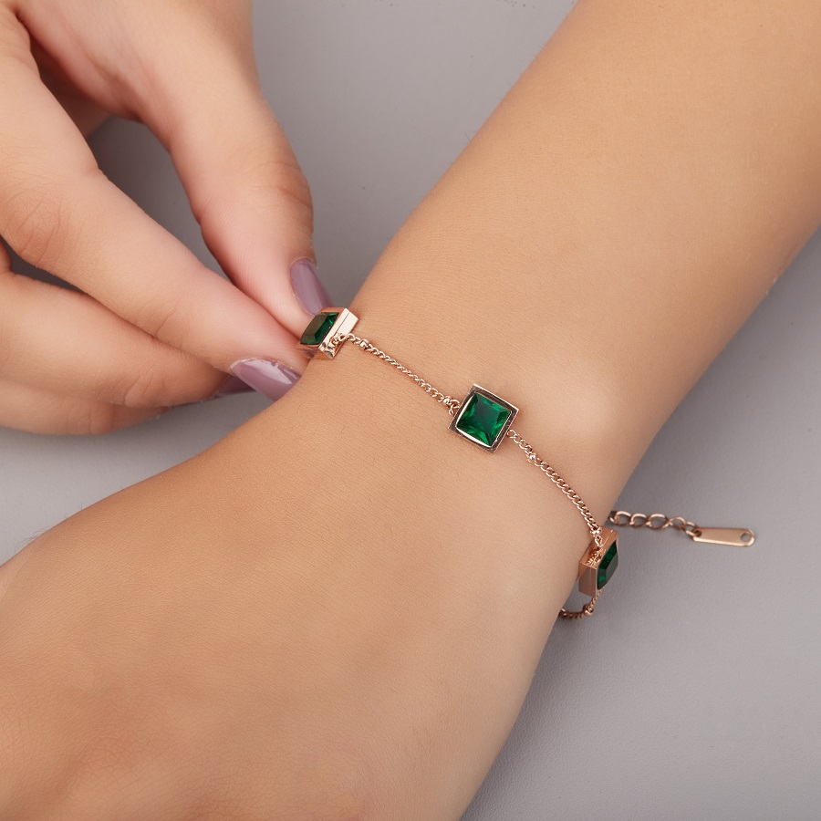 Emerald Bracelet: Exploring the Rich History and Symbolism